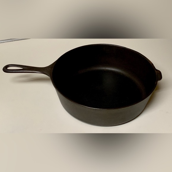 Mid Century Vintage Wagner Ware #8 10” Cast Iron Skillet - Picture 6 of 16